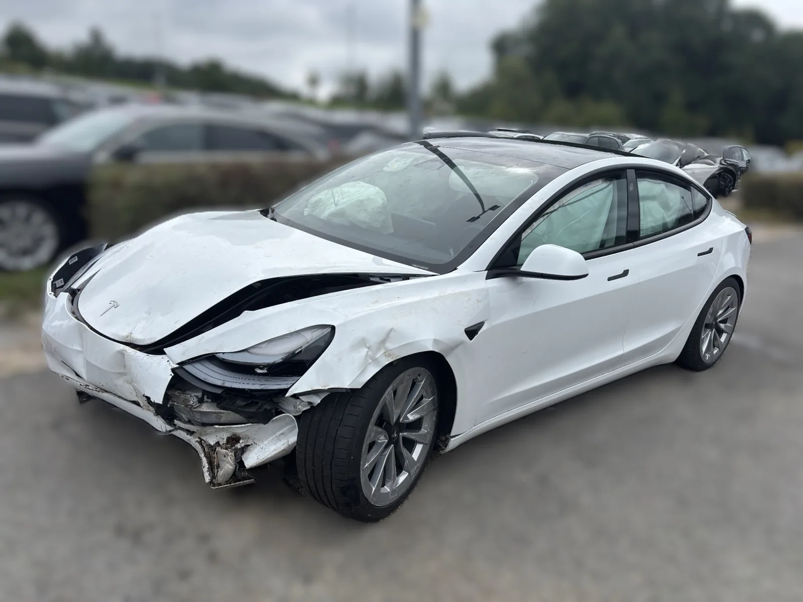Unfallschaden an der Front eines Tesla Model 3